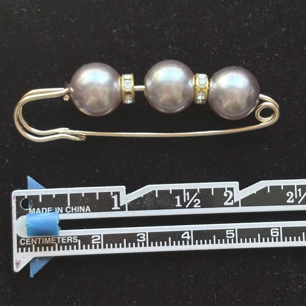 Nordstrom Grey Pearl Brooch with Gold Pin & Gold Gemstone Accents